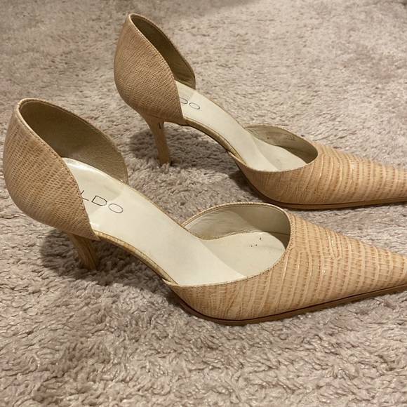 Beige crocodile pumps - Picture 2 of 5